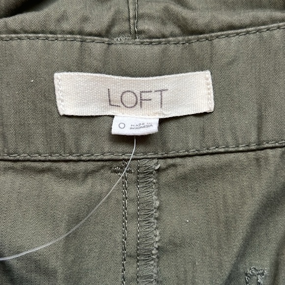 LOFT NWOT shorts- size 0, cuffed/pleated, sage green, gold details, d-ring belt - Picture 4 of 4